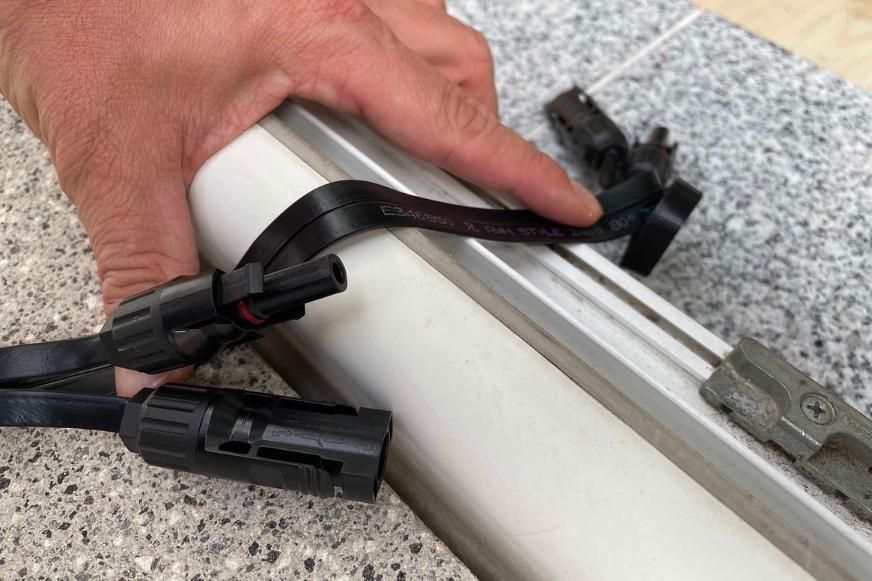 Das ultra flache EcoFlow Kabel wird über den Türrahmen gelegt.